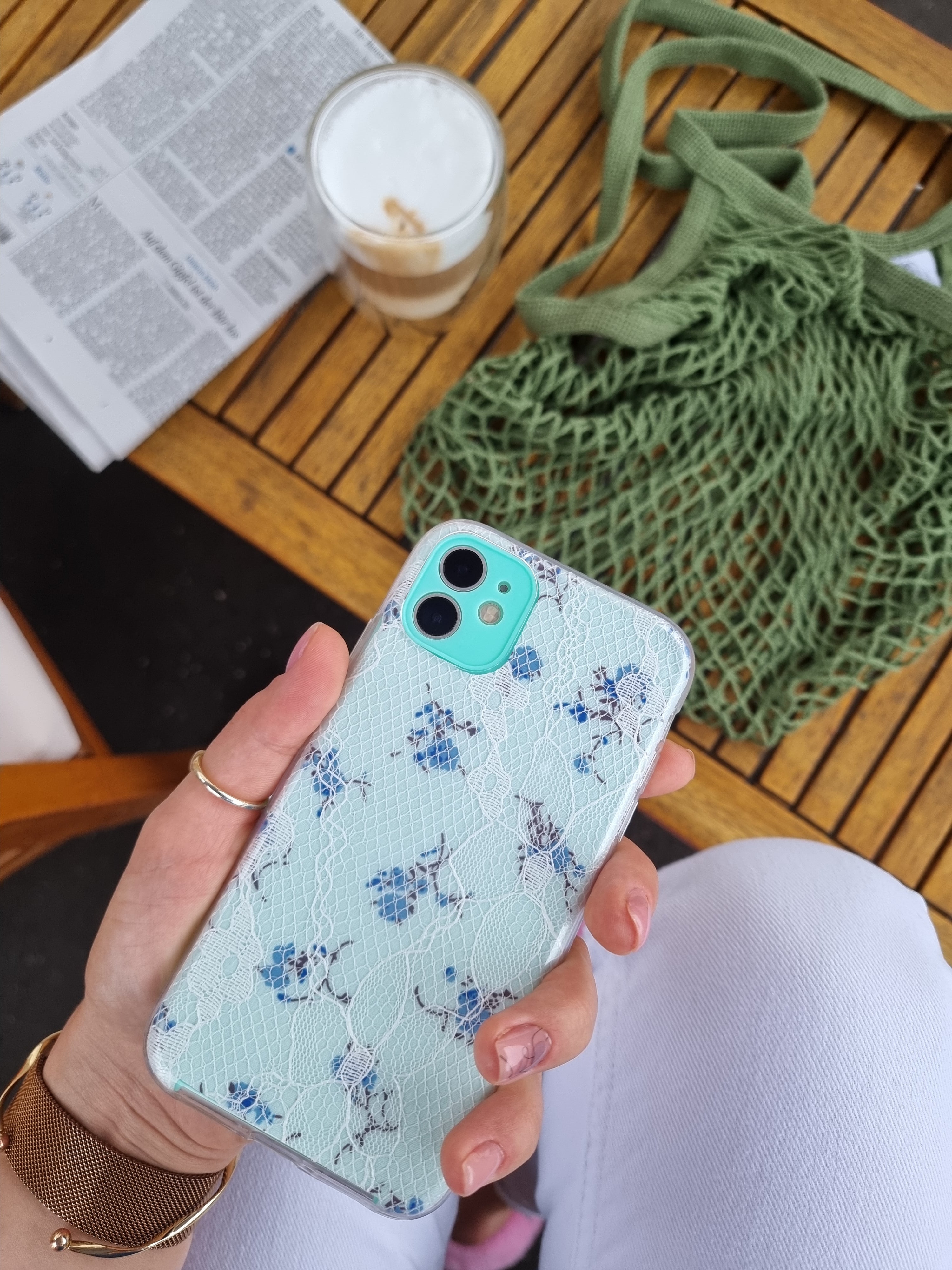 Schutzhülle mit verschiedenen Blumenmotiven für iPhone