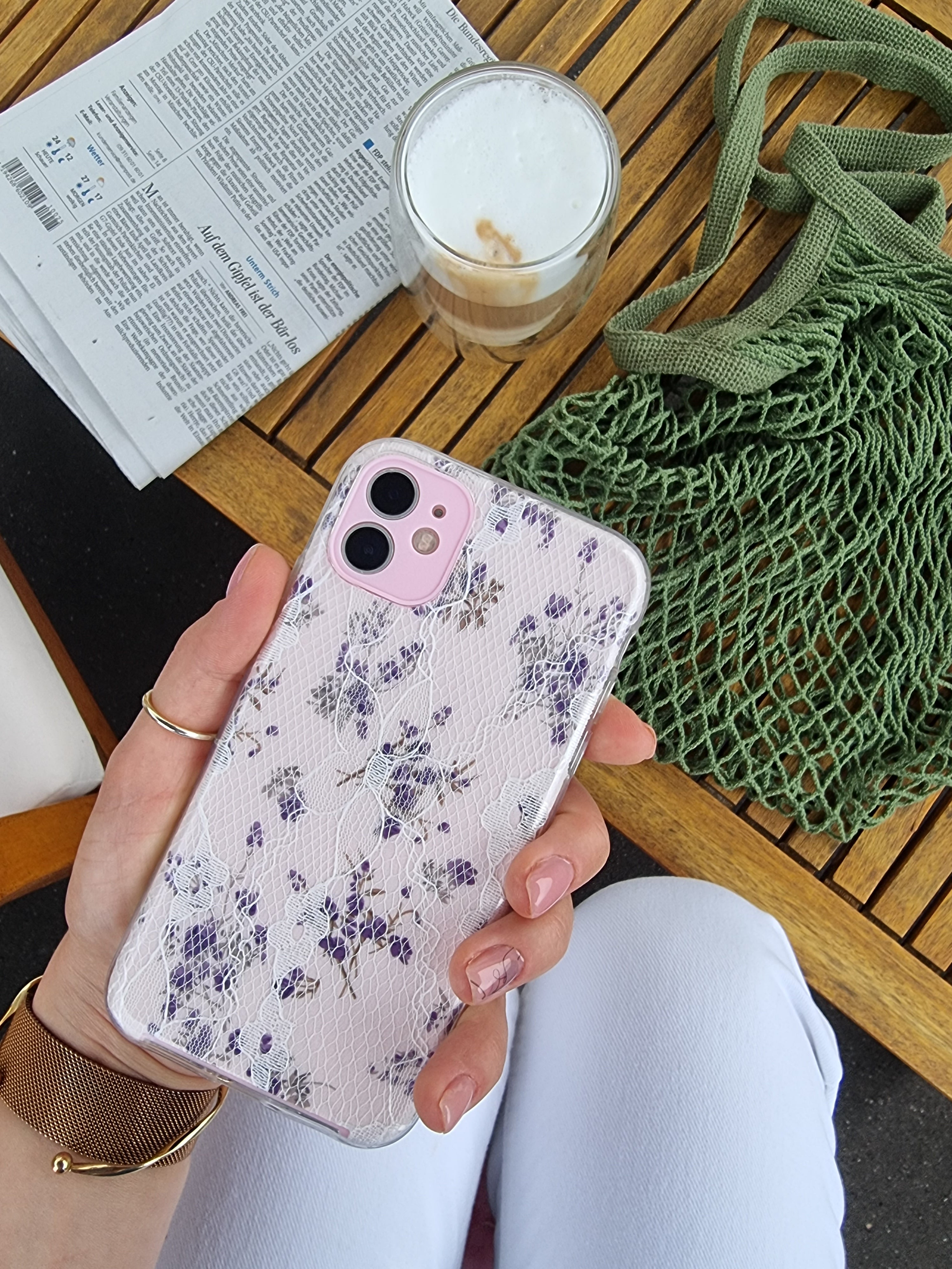 Schutzhülle mit verschiedenen Blumenmotiven für iPhone