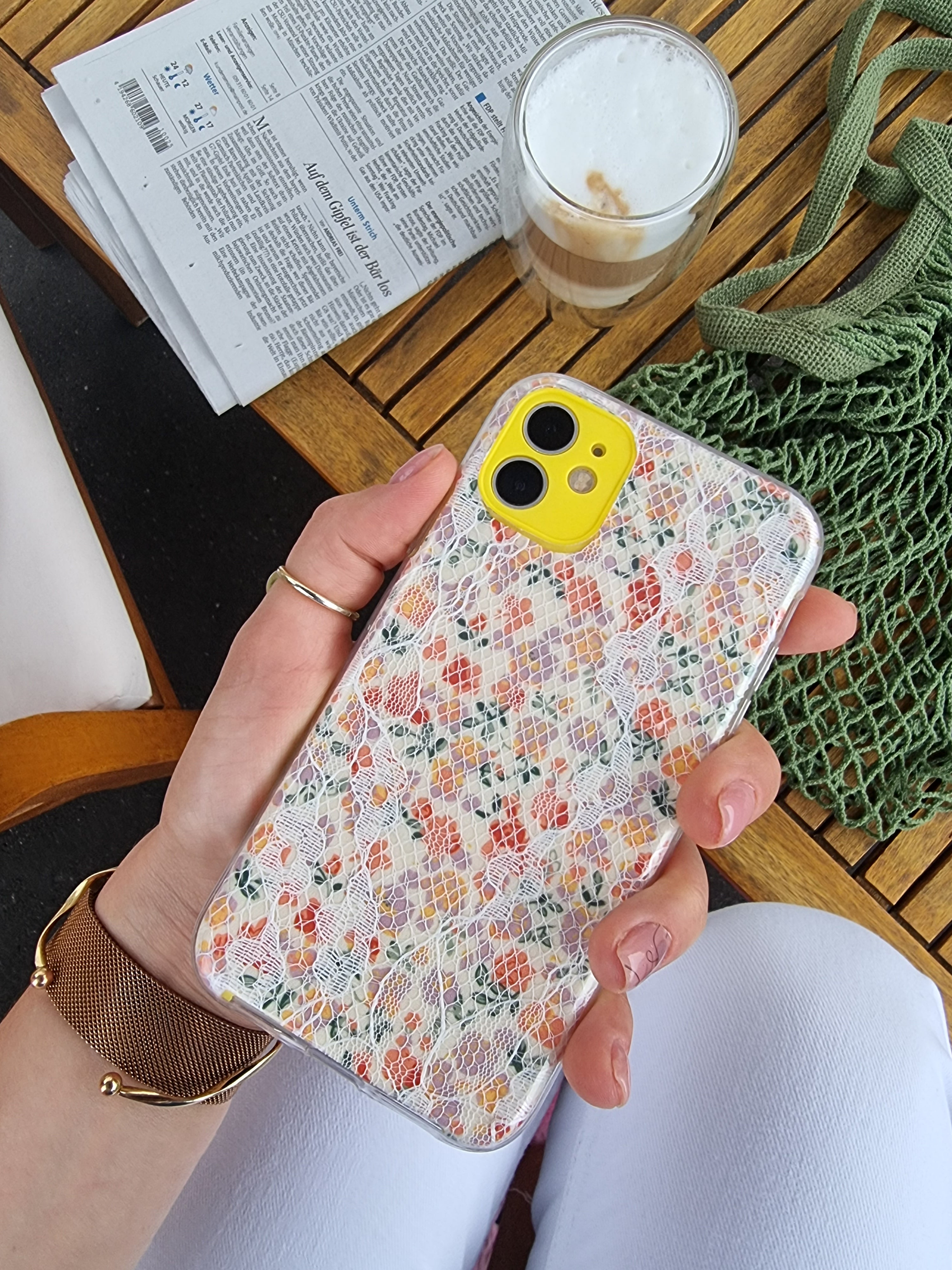 Schutzhülle mit verschiedenen Blumenmotiven für iPhone